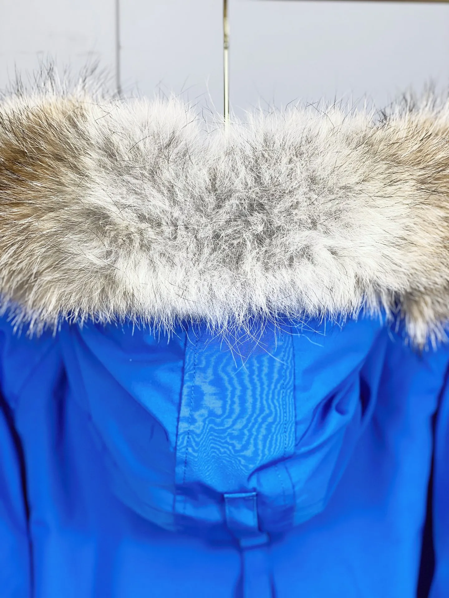 P780 Canada goose/Canada Goose Chilliwack 01 bomber jacket down jacket, authentic original clothing mold, all accessories are customized from the original factory. 💯The softness of the fabric is compared with the original product, and it can be restored by kneading at will (fabric misunderstanding: it is not a high-hardness fabric that is waterproof. Only those who buy the latest authentic version this year will notice the softness and comfort of the fabric) 💯The down is synchronized with the authentic white duck down, fluffy and not clumps, electronically controlled down filling machine. 💯Customized authentic YKK zipper pullers, high hardness and no jamming 💯The fur collar is custom-made from coyote skins in western Canada, the original version has the same origin 💯All workmanship and wiring are controlled by workers with more than ten years of service. They must be horizontal and vertical, and are not crooked. The inner wiring density is more sophisticated. Feel free to compare 💯Goose logo on sleeves, collar label, washed label, hangtag, zipper cord, pocket label, cuff thread, hem thread All details are updated simultaneously with the original product. The best version with the most complete colors. Sizes: XS-XXL (size chart attached below)